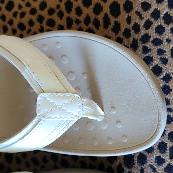 Vionic flip flops sandals size 8.5 or 9 - Picture 3 of 14